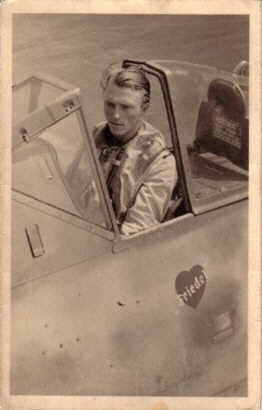 Bernhard Kunze im Cockpit seiner Maschine